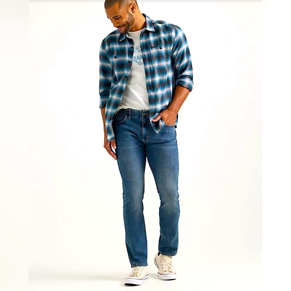 Men’s Lee Extreme Motion slim fit straight leg jeans. Size 38/32